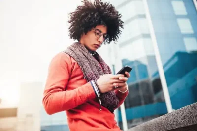 rapaz-olhando-celular