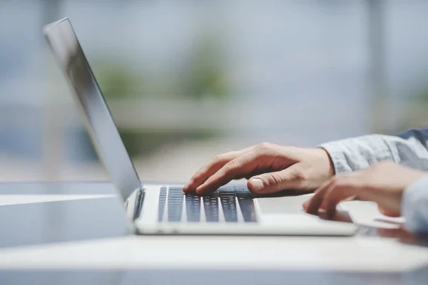 um jovem adulto usando um laptop